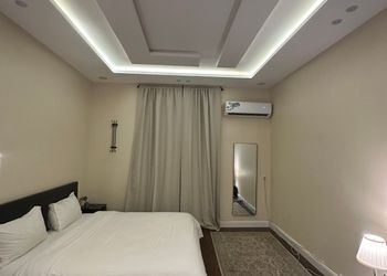 استديو بأثاث مريح وبسيط 