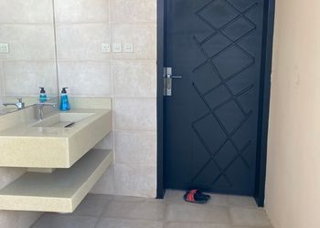 شاليه بمسطح اخضر وجلسة خارجية 
