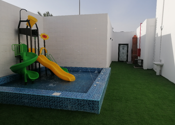 شاليه بجلسة تطل على مسبح خارجي 