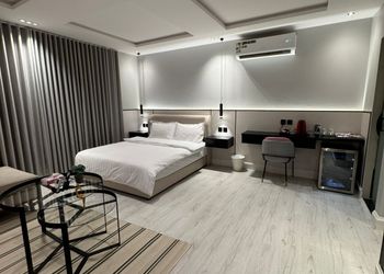 استديو بأثاث مريح وبسيط 