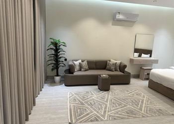 استديو بسرير مريح وتصميم هادئ