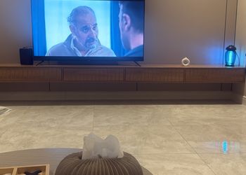 استديو بأثاث مريح وبسيط 