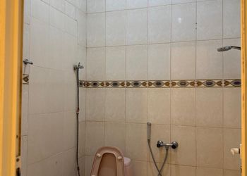 شقة بأربع غرف نوم 