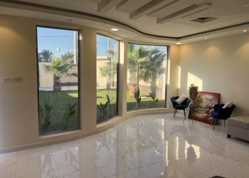 شالية بمجلس مطل على الفناء الخارجي 
