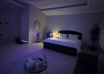 استديو بأثاث مريح وبسيط 