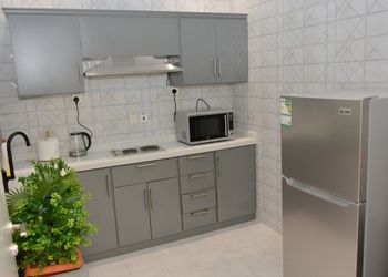 شقة بصالة وثلاث غرف نوم