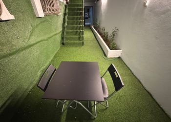 غرفة بسرير ماستر وجلسة خارجية
