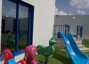 شاليه بمسطح اخضر وجلسة خارجية 