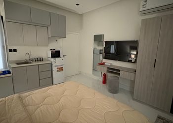استديو بسرير مريح وأثاث بسيط