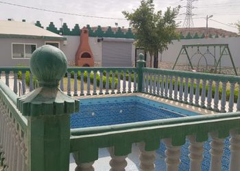 شاليه بمسطح اخضر ومسبح 