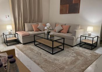 استديو بأثاث مريح وبسيط 