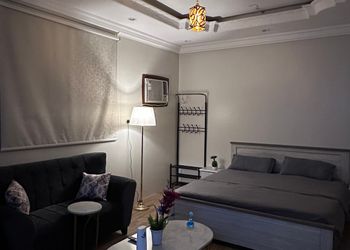 استديو بسرير ماستر وجلسة مريحة 