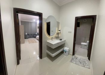 شقة بصالة جلوس وغرف نوم مريحة