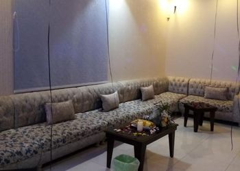 شاليه بمسطح اخضر وجلسة خارجية 