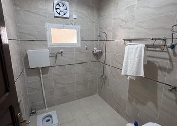 شقة بصالة مريحة وغرفتين نوم 