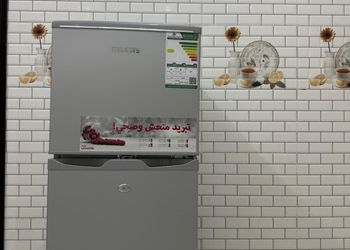 شقة بصالة جلوس وثلاث غرف نوم 