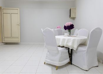 شاليه بمسطح اخضر وجلسة خارجية 