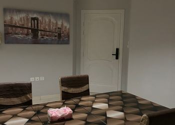 شقة بصالة أنيقة ودخول ذاتي