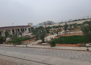 استراحة بألعاب أطفال وملعب كرة 