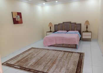 استراحة بمسبح و مسطح اخضر