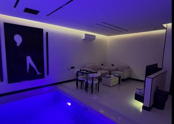 استديو بأثاث مريح وبسيط 
