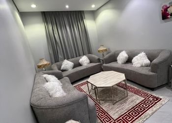 شقة بصالة مريحة وغرفتين نوم 