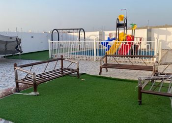 استراحة بمسطح اخضر والعاب مائية
