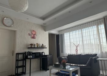 استديو بأثاث مريح وبسيط 