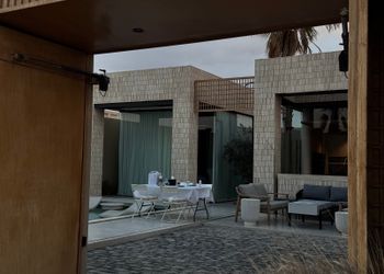 شاليه بتصميم أنيق وجلسة خارجية 