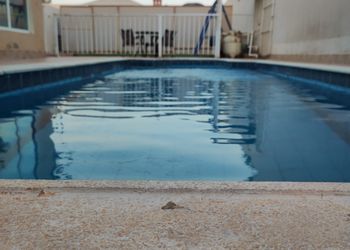 شاليه بمسبح خارجي وجلسة خارجية