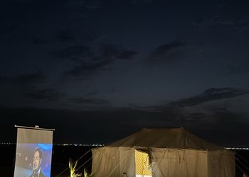 مخيم ببيت شعر وجلسات خارجية 