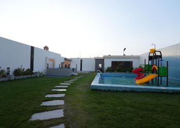 شالية بألعاب اطفال 