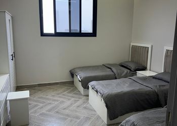 شاليه بمسطح اخضر ومسبح 