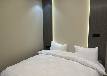 استديو بأثاث مريح وبسيط 