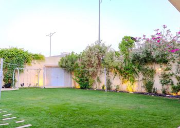 شاليه بملعب كرة طائرة ومسبح
