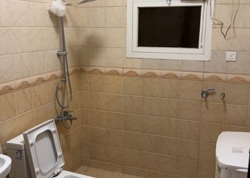 شقة بغرفة معيشة و اربع غرف نوم 