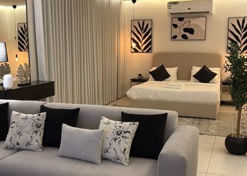 استديو بأثاث مريح وبسيط 