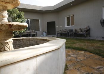 استراحة بمسبح وجلسة خارجية 
