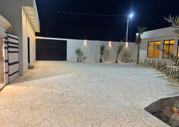 استراحة بمجلس وفناء خارجي 
