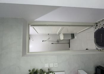 شاليه بمسطح اخضر و مسبح