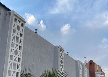 شاليه بمسبح خارجي ومسطح اخضر
