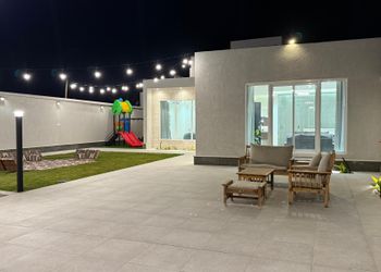 شاليه بمسطح اخضر وجلسة خارجية