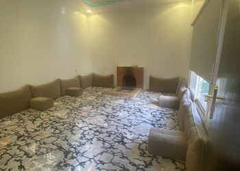 شاليه بجلسة خارجية مطلة على المسبح 
