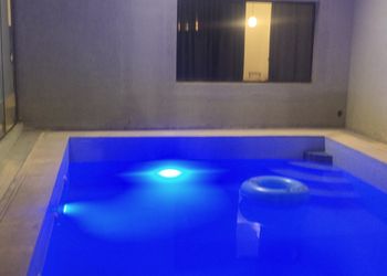 شاليه بجلسة تطل على مسبح خارجي 