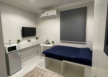 استديو بأثاث مريح وبسيط 
