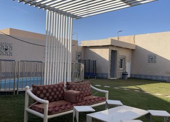 شاليه بجلسة تطل على مسبح خارجي 