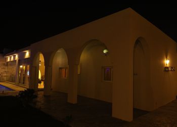 شاليه بمسطح اخضر وجلسة خارجيه