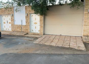 شاليه بمسطح اخضر وجلسة خارجية 
