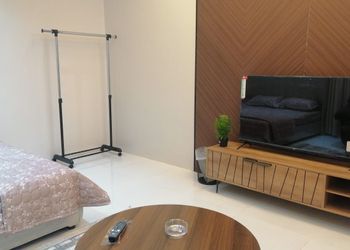 استديو بسرير ماستر وجلسة مريحة 