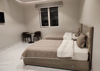غرفة بسريرين ودورة مياه